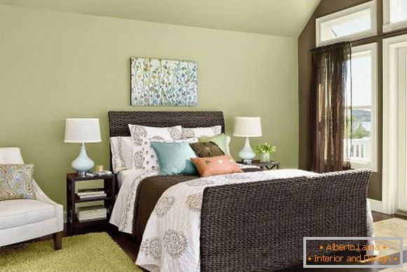 Design un dormitor într-un stil tropical - tapet verde