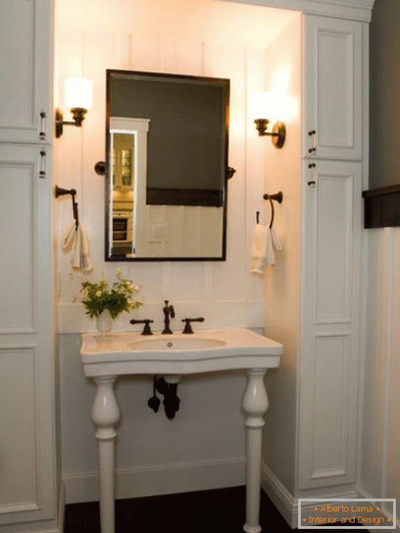 Spălați masa cu oglinzi și suporturi pentru prosoape în baie