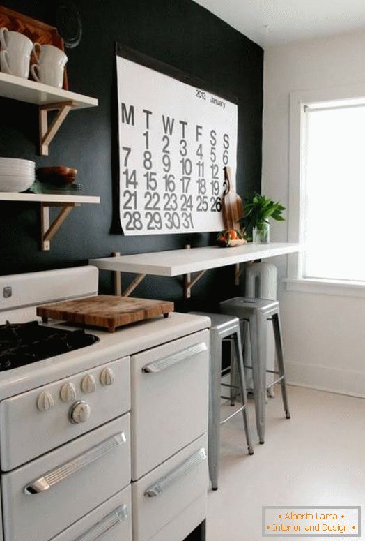 Pereții negri și mobilierul alb în bucătărie