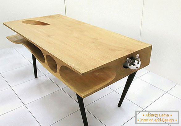 O masă neobișnuită cu o casă pentru o pisică