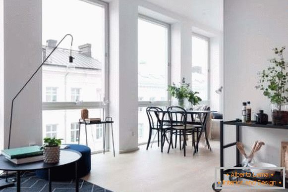 Designul unui mic apartament studio de 30 mp - o fotografie a unui living și a unei zone de luat masa