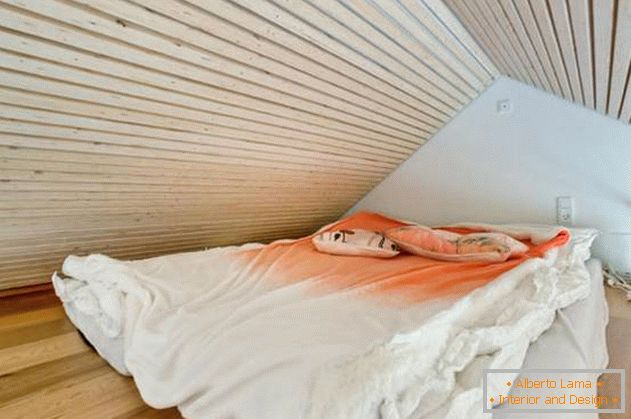 Dormitor sub tavan într-o mică casă privată