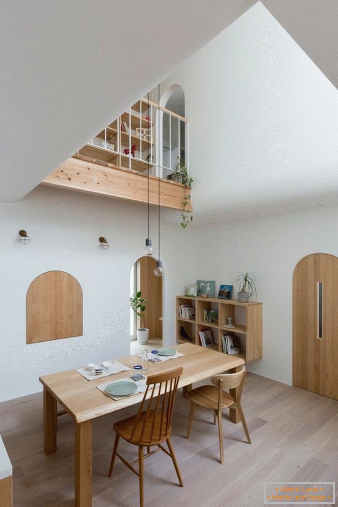 Sufragerie într-o casă mică cu arcuri