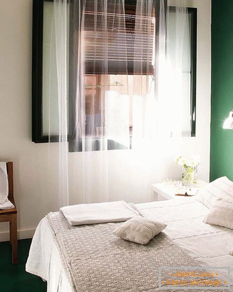 Dormitor interior în culoarea alb-verde