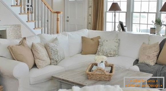 Canapea și pernele în stilul Provence