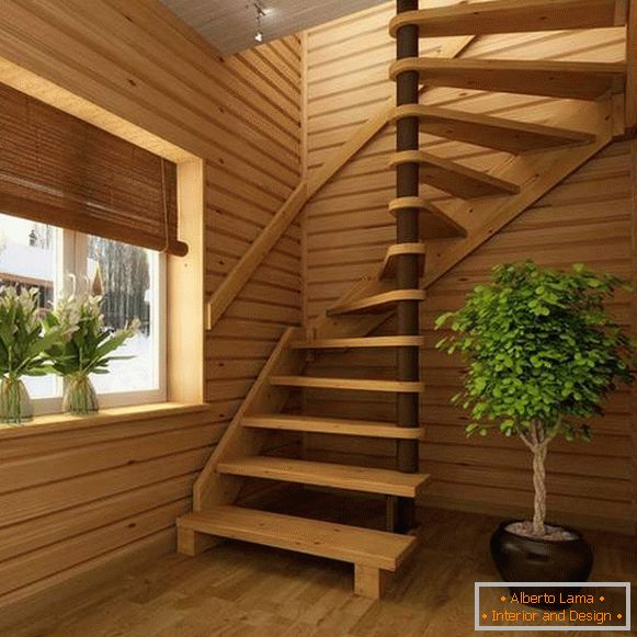 Scări spiralate moderne într-o casă privată din lemn