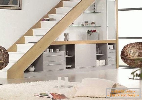 Proiectarea scărilor într-o casă privată - fotografie cu mobilier încorporat