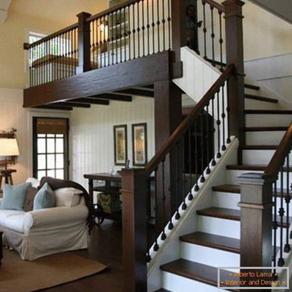 Design frumos de scară într-o casă privată cu balustrade din lemn