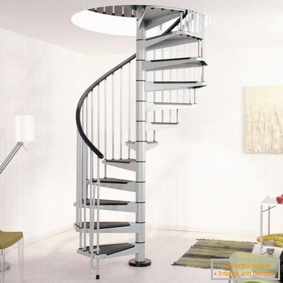 șurub лестница в частном доме из металла с покрытием ступеней