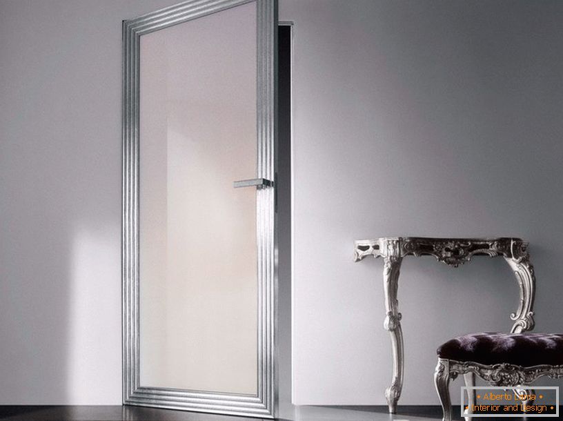 O ușă din sticlă cu argint încordată în interior