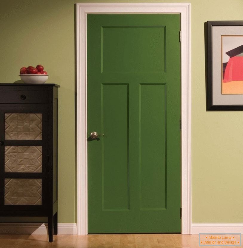 Ușa verde din cameră