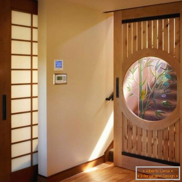 Uși glisante din lemn cu inserții de sticlă