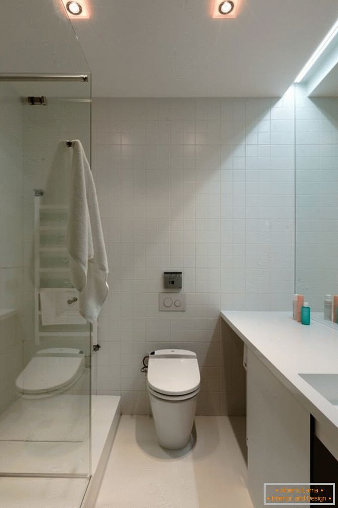 O baie a unui mic apartament de două camere din Kiev