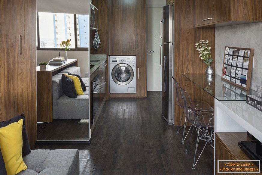 Bucătărie compactă și mașină de spălat încorporată într-un apartament mic din Brazilia