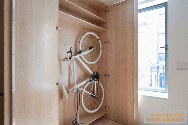 Bicicleta în dulapul din apartamentul multifuncțional-transformator