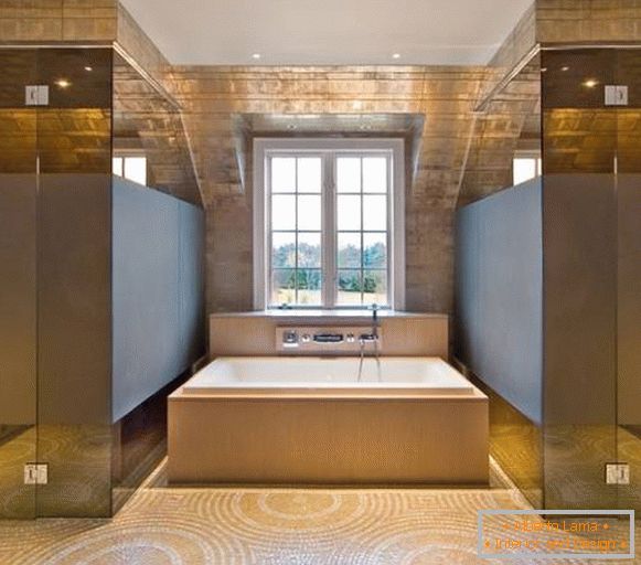 Fotografie de duș în baie cu pereți despărțitori de sticlă