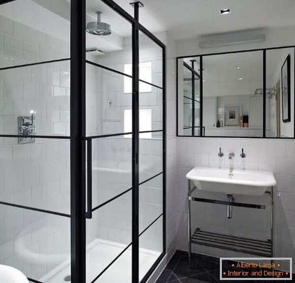 Interiorul de baie alb-negru cu cabină de duș