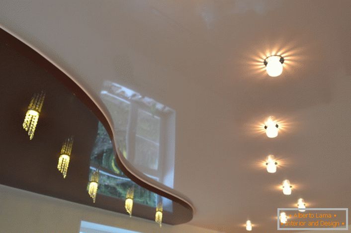 Căi originale de iluminare pentru un tavan pe două nivele. Sub inserția de cireș închis, se sugerează instalarea unui contor de bare.