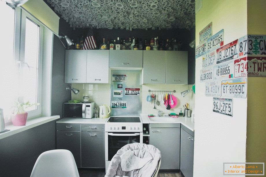 Bucătărie confortabilă mică, în culoarea gri