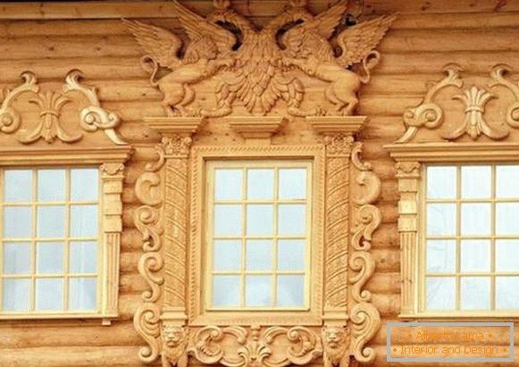 Placi frumoase pentru ferestre într-o casă din lemn, fotografie 5
