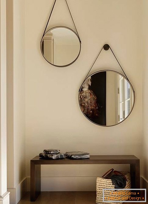 Oglinzi rotunde în hol - designul fotografului într-un stil modern