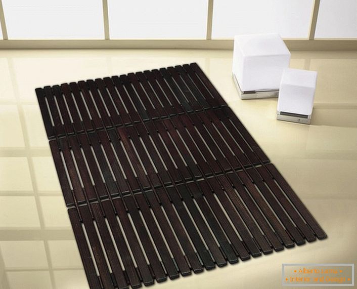 Bath mat de bambus este una dintre inovațiile atractive în proiectarea de baie. 