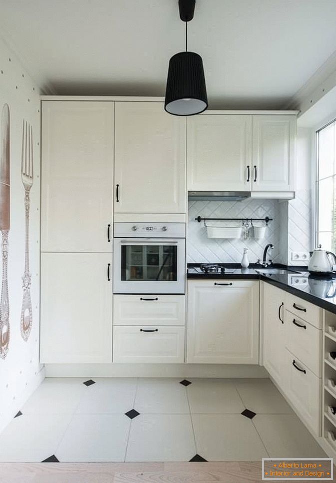 Bucătărie mică în alb și negru