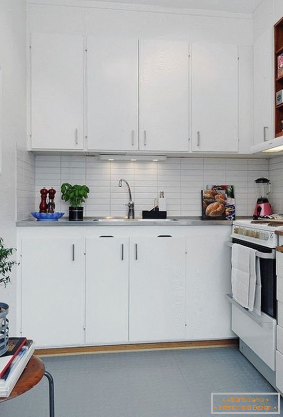 Bucătărie mică în culoare albă