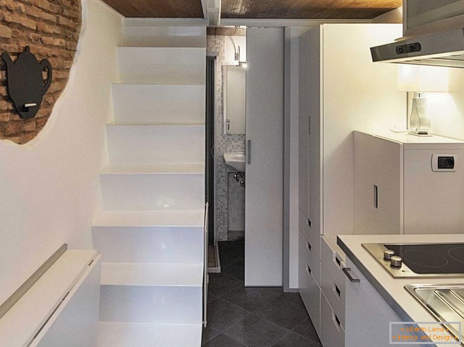 Bucătărie interioară într-un apartament de șapte metri