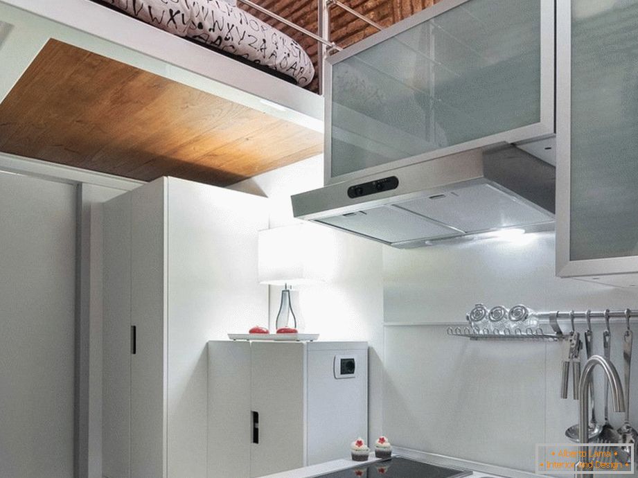 Bucătărie interioară într-un apartament de șapte metri