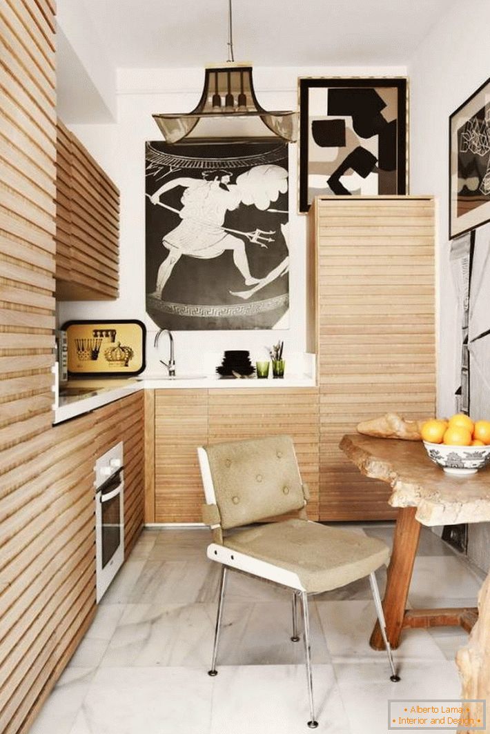 fabulos-lemn-bucatarie-set-in-a-mici-bucatarie-spațiu-împreună-cu-lemn-sufragerie-masă și retro-scaun-și-frumos-pandantiv-decor