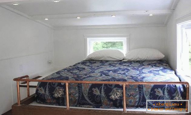 Dormitor sub tavan într-o casă mică pe roți