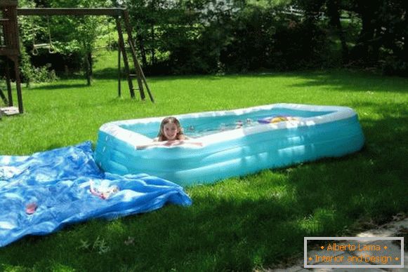 O piscină mică pentru copii - o fotografie a unei piscine gonflabile