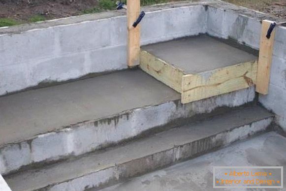 Piscină de beton într-o casă privată - fotografie în stadiul de fabricație