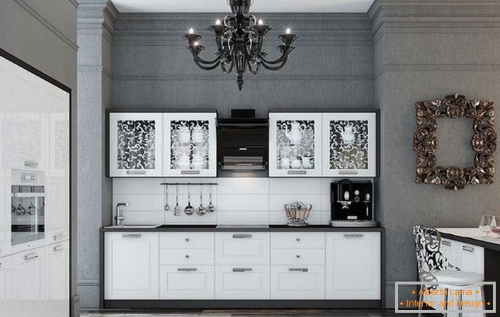Bucătăria este realizată într-o combinație avantajoasă de culori alb și negru contrastante. Suprafețele lucioase se încadrează cu grijă în interior în stil neoclasic.