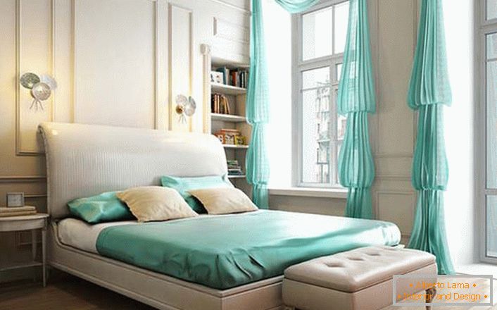 Modestul interior al dormitorului în stil neoclasic este accentul interesant al culorii mentă. 