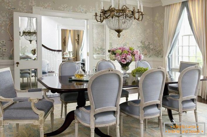 Sala de mese în stil neoclasic este decorată în culori de culoare albastru deschis și gri deschis. Floral tapet look delicat, în combinație cu plinte de înaltă alb.
