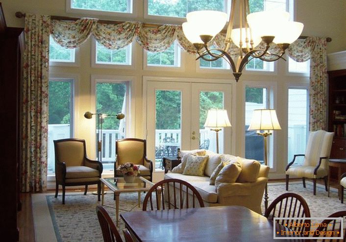 Stilul neoclasic este perfect pentru decorarea unei case de țară. Stilul este interesant prin combinarea modestiei cu restul clasic.