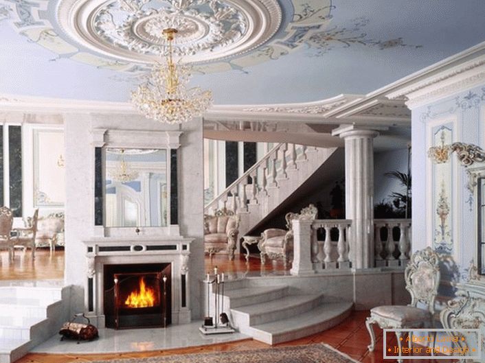 Sala cu un șemineu în stil neoclasic este notabilă pentru schema de culori aleasă pentru decorare. O nuanță blând albastră și albă combinată armonios într-o singură compoziție.
