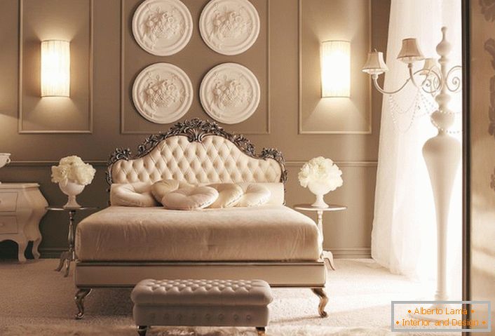Un exemplu de iluminare perfect potrivită pentru un dormitor în stil neoclasic.