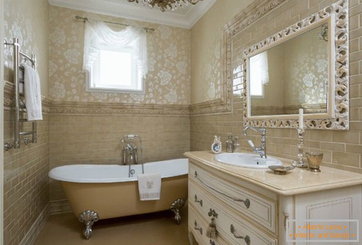 O baie în stil neoclasic în casa țării unei familii spaniole.