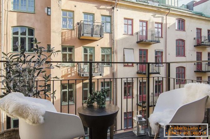 Apartamentul studio cu balcon în stil scandinav