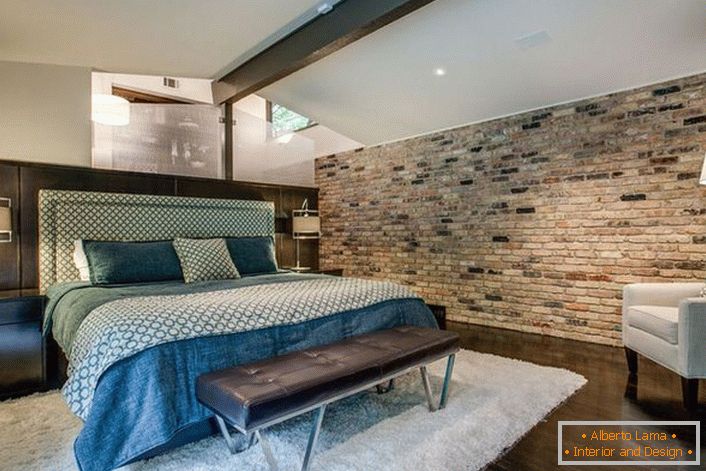 Dormitorul modern în stil loft nu este supraîncărcat cu un finisaj dur. 