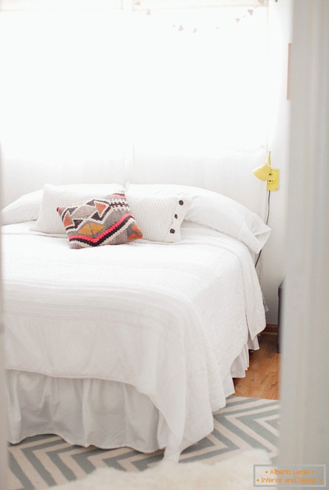 Dormitor mic, în culoare albă