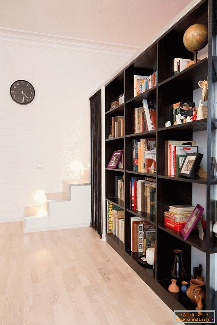 Bibliotecă într-un apartament mic
