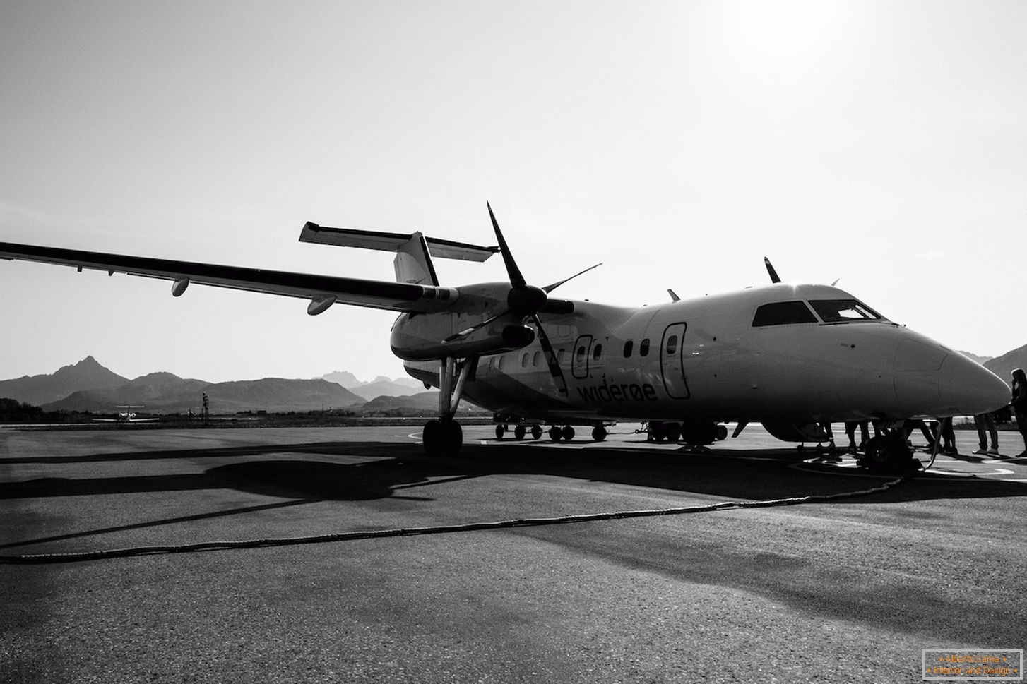 Fotografie alb-negru a aeronavei