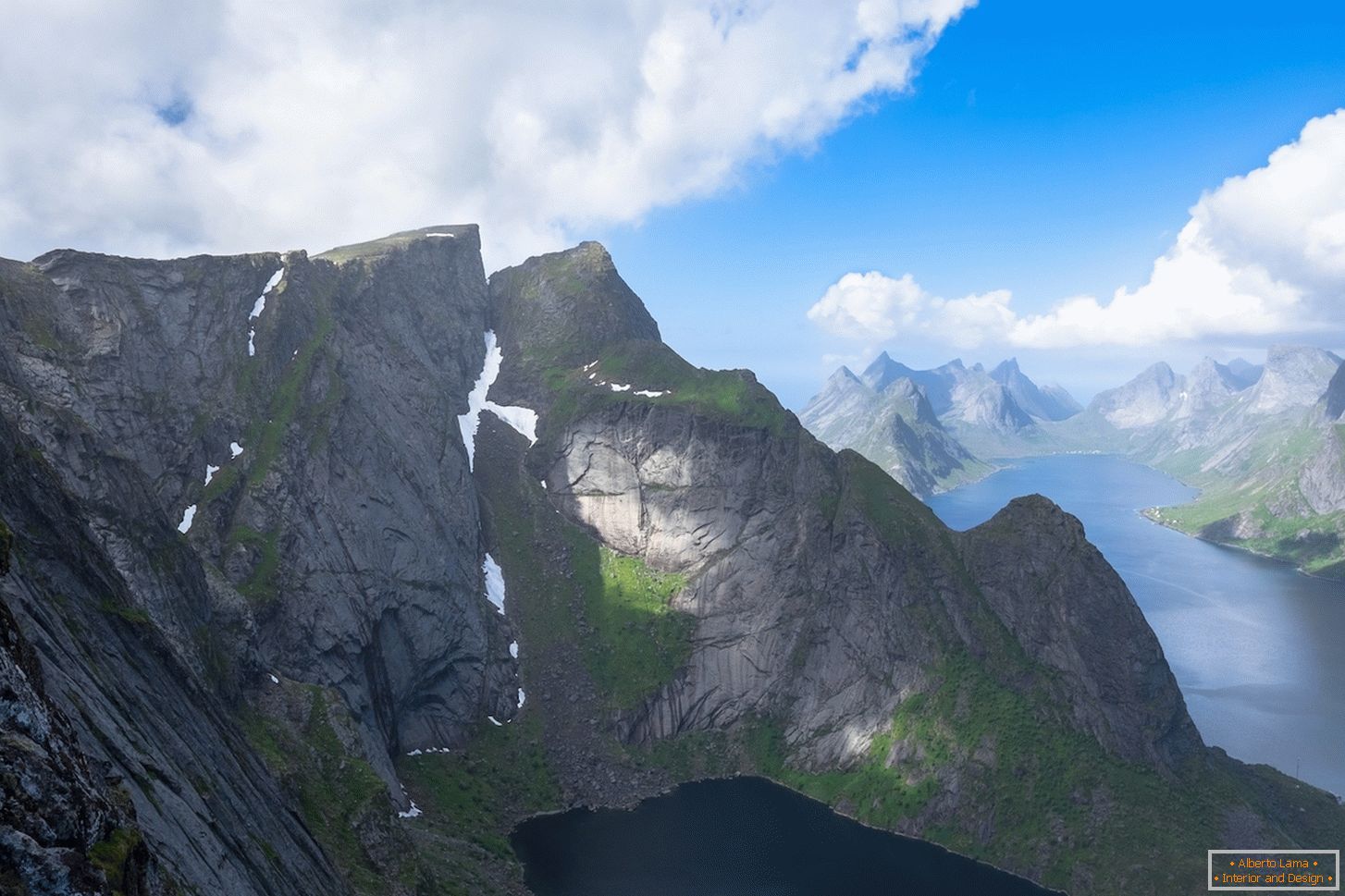 O priveliște de neuitat de la o vedere a păsărilor de pe munții Norvegiei