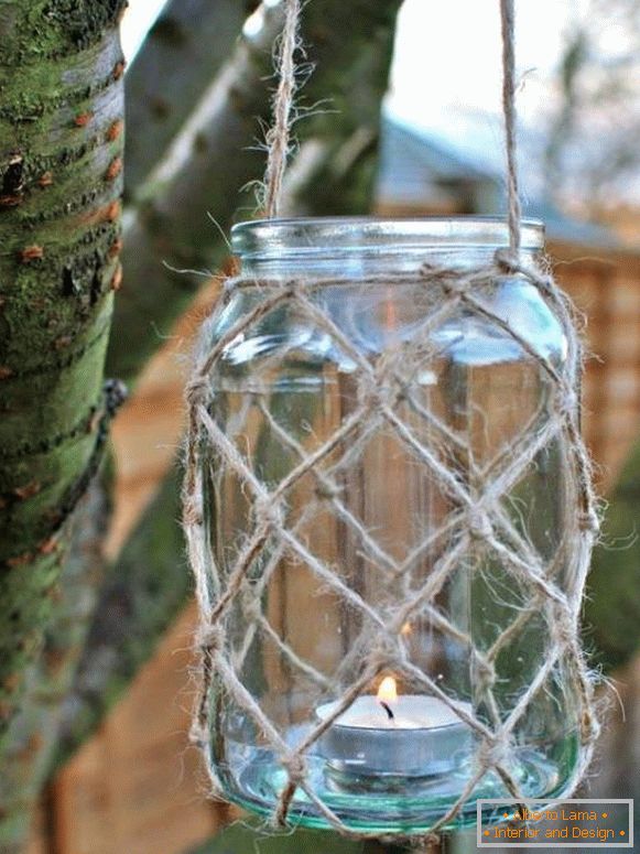 Borcane de sticlă ca ornament pentru grădină