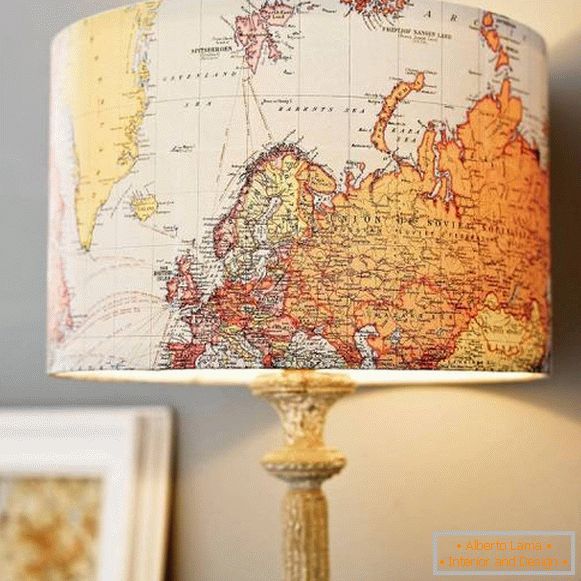 Lampă de masă de pe o hartă