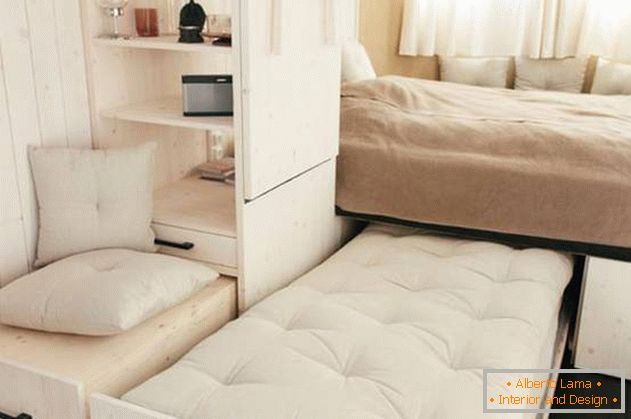 Aranjament intern al unei case mici: дополнительная кровать в спальне